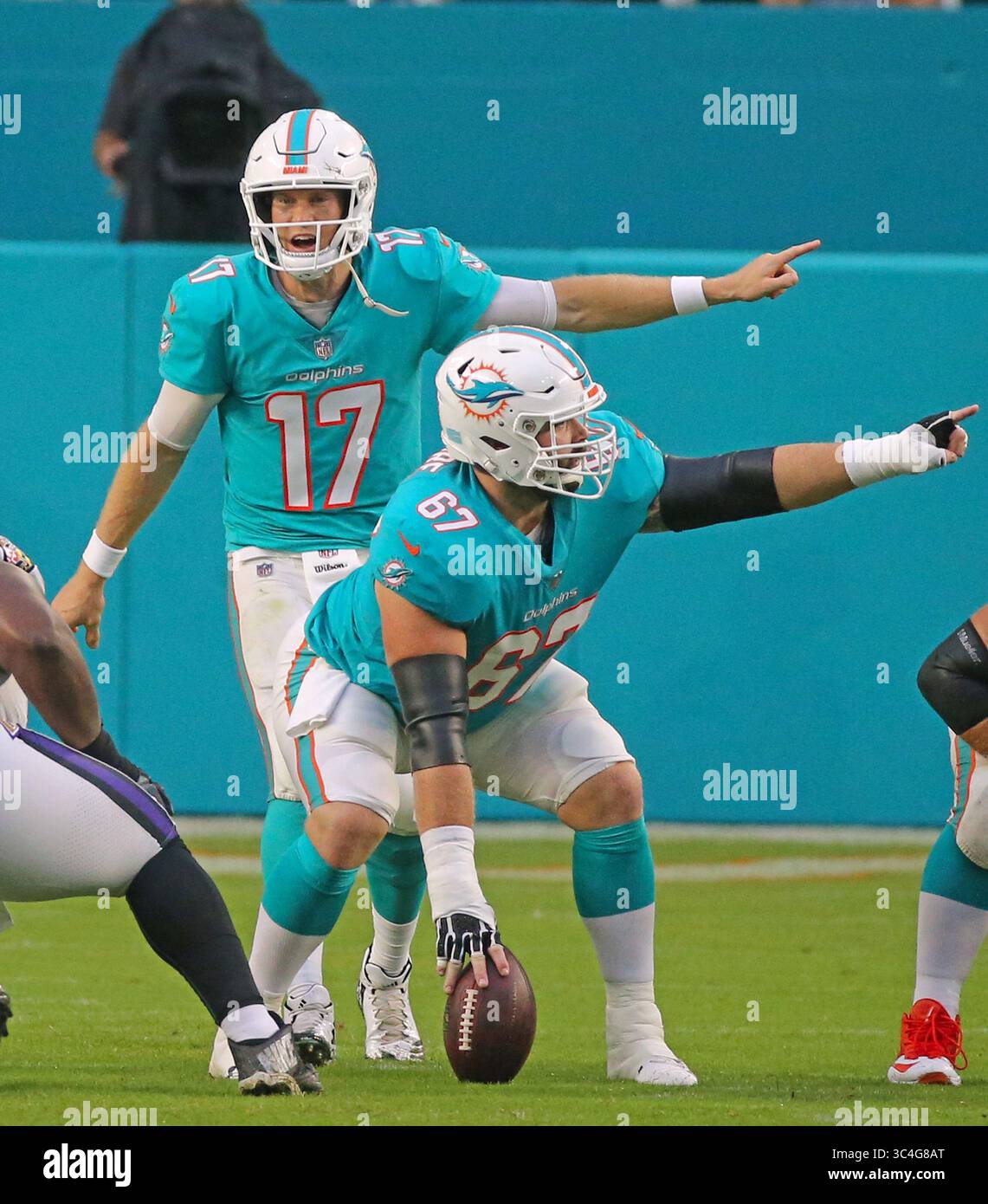25. August 2018 - Miami Gardens, FL, USA - Miami Dolphins Quarterback Ryan Tannehill (17) ruft am Samstag, 25. August 2018 im Hard Rock Stadium in Miami Gardens, Florida, ein Spiel an der Seite von Daniel Kilgore (67) gegen die Baltimore Ravens auf (Credit Image: © David Santiago/Miami Herald/TNS via ZUMA Wire) Stockfoto