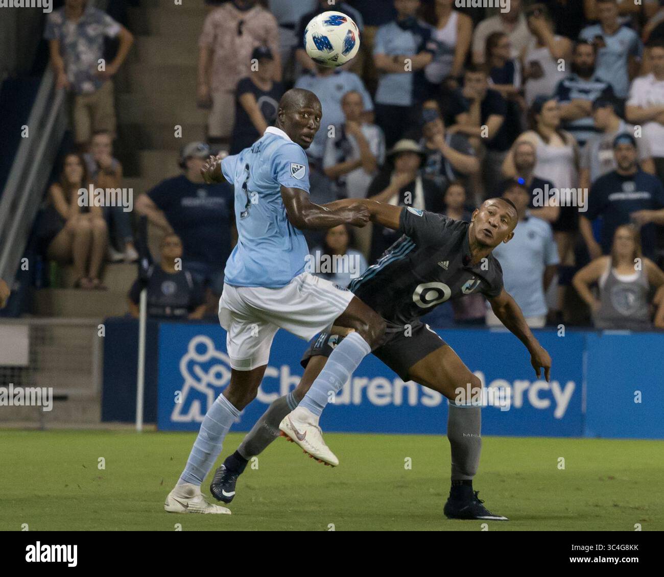 25. August 2018: Kansas City, Missouri, USA – der Sporting KC-Verteidiger Ike Opara #3 (l) und der Minnesota United FC-Stürmer Angelo Rodriquez #9 (r) wetteifern in der zweiten Spielhälfte um einen Kopfball. (Bild: © Serena Hsu/ZUMA Wire) Stockfoto