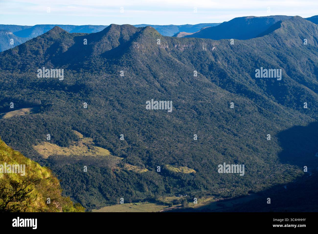 Zerklüftete Berge in der Nähe von Praia Grande, Santa Catarina, Brasilien Stockfoto