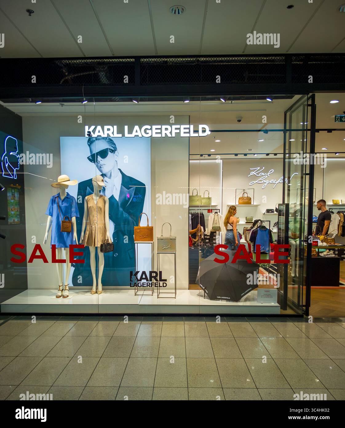 Banska Bystrica, Slowakei - 19. Juli 2025 : Karl Lagerfeld im Einkaufszentrum. Stockfoto