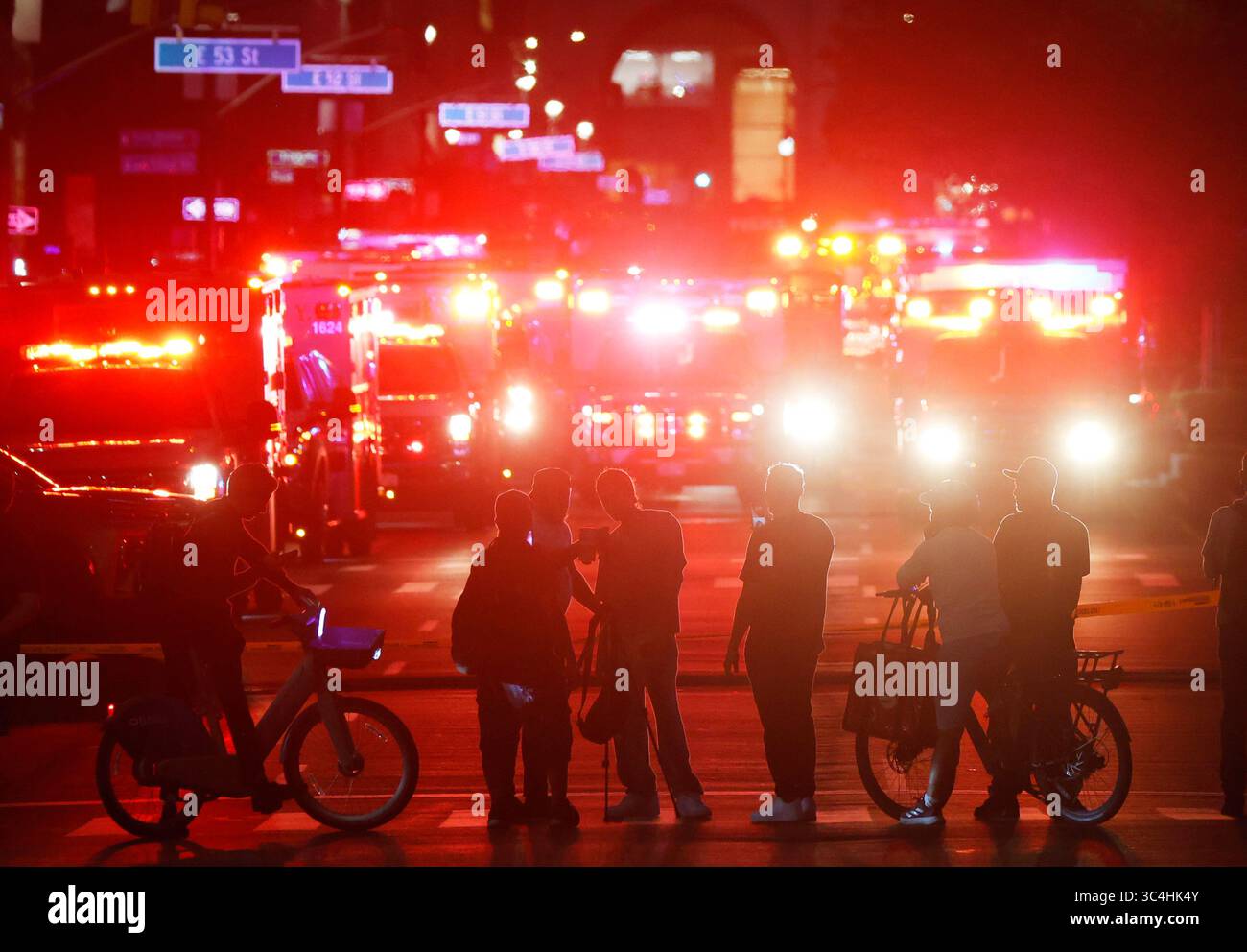 New York, Usa. Juli 2025. Zuschauer beobachten FDNY Personal, NYPD Polizisten und Rettungsfahrzeuge am Tatort, nachdem ein bewaffneter bewaffneter Schütze am Montag, den 28. Juli 2025 in New York City das Feuer in der Lobby des Gebäudes an der 52nd Street und Park Avenue eröffnet hatte. Mindestens sechs Menschen wurden am Montag erschossen und ein Polizist wurde getötet, als ein mutmaßlicher bewaffneter Schüsse in einem Bürogebäude in Midtown Manhattan auslöste, in dem sich die Blackstone Investmentfirma und das Hauptquartier der NFL befinden. Foto: John Angelillo/UPI Credit: UPI/Alamy Live News Stockfoto