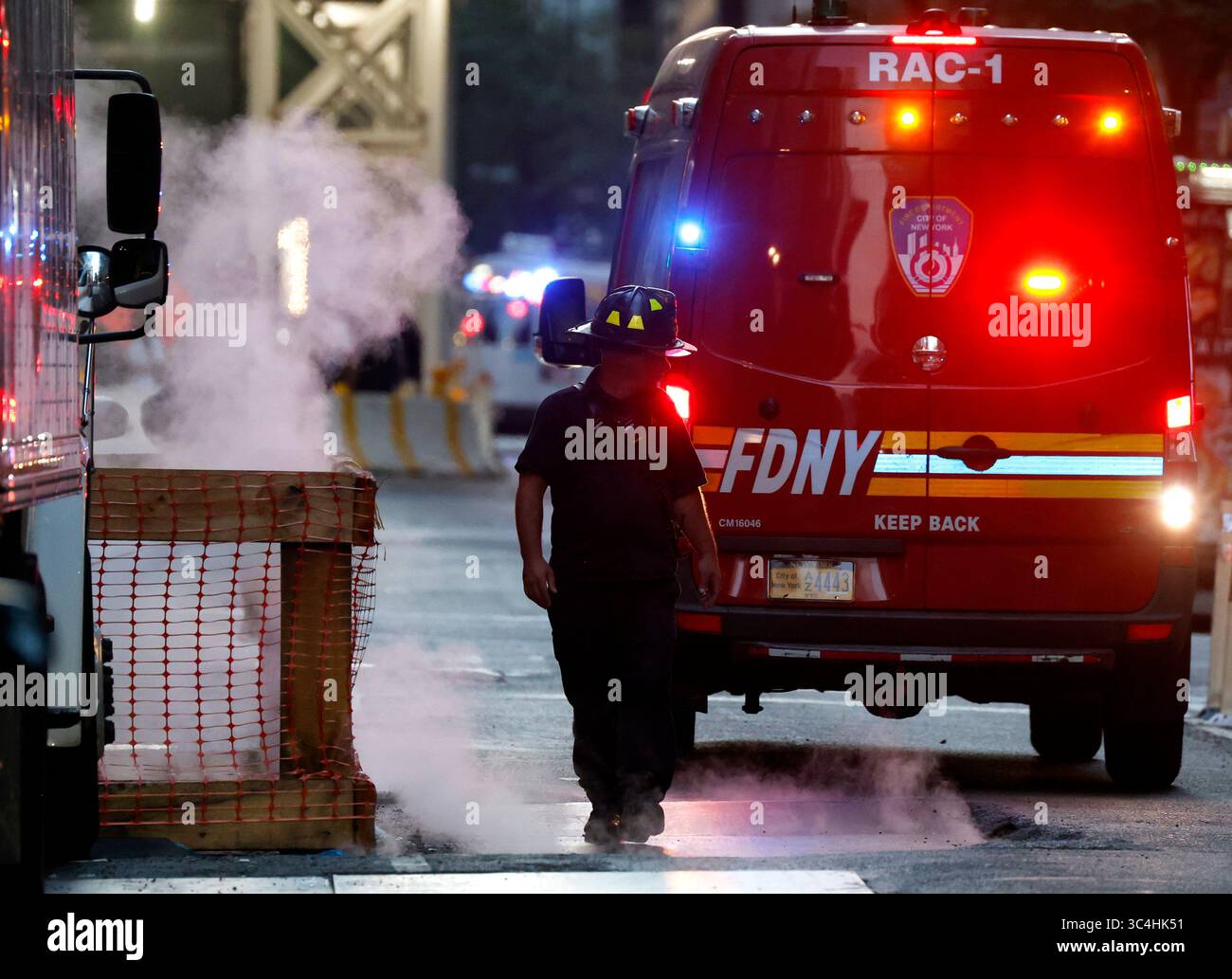 New York, Usa. Juli 2025. FDNY Personal, NYPD Polizisten und Rettungsfahrzeuge sind am Tatort, nachdem ein bewaffneter bewaffneter Schütze am Montag, den 28. Juli 2025, in der Lobby des Gebäudes an der 52nd Street und Park Avenue das Feuer eröffnete. Mindestens sechs Menschen wurden am Montag erschossen und ein Polizist wurde getötet, als ein mutmaßlicher bewaffneter Schüsse in einem Bürogebäude in Midtown Manhattan auslöste, in dem sich die Blackstone Investmentfirma und das Hauptquartier der NFL befinden. Foto: John Angelillo/UPI Credit: UPI/Alamy Live News Stockfoto