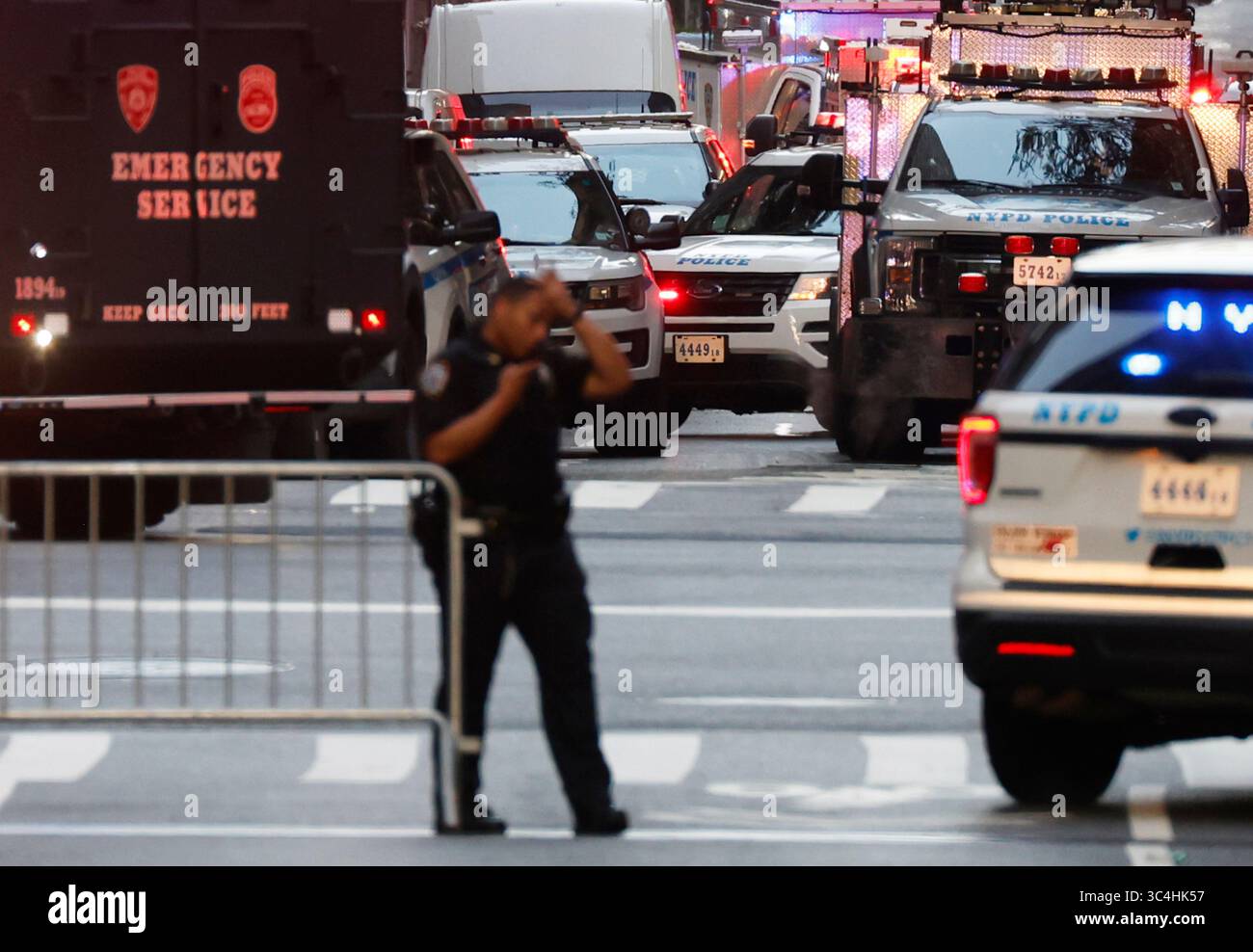 New York, Usa. Juli 2025. FDNY Personal, NYPD Polizisten und Rettungsfahrzeuge sind am Tatort, nachdem ein bewaffneter bewaffneter Schütze am Montag, den 28. Juli 2025, in der Lobby des Gebäudes an der 52nd Street und Park Avenue das Feuer eröffnete. Mindestens sechs Menschen wurden am Montag erschossen und ein Polizist wurde getötet, als ein mutmaßlicher bewaffneter Schüsse in einem Bürogebäude in Midtown Manhattan auslöste, in dem sich die Blackstone Investmentfirma und das Hauptquartier der NFL befinden. Foto: John Angelillo/UPI Credit: UPI/Alamy Live News Stockfoto