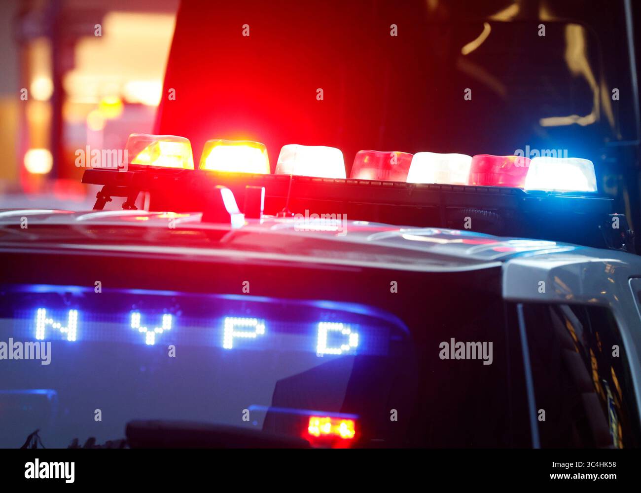 New York, Usa. Juli 2025. FDNY Personal, NYPD Polizisten und Rettungsfahrzeuge sind am Tatort, nachdem ein bewaffneter bewaffneter Schütze am Montag, den 28. Juli 2025, in der Lobby des Gebäudes an der 52nd Street und Park Avenue das Feuer eröffnete. Mindestens sechs Menschen wurden am Montag erschossen und ein Polizist wurde getötet, als ein mutmaßlicher bewaffneter Schüsse in einem Bürogebäude in Midtown Manhattan auslöste, in dem sich die Blackstone Investmentfirma und das Hauptquartier der NFL befinden. Foto: John Angelillo/UPI Credit: UPI/Alamy Live News Stockfoto