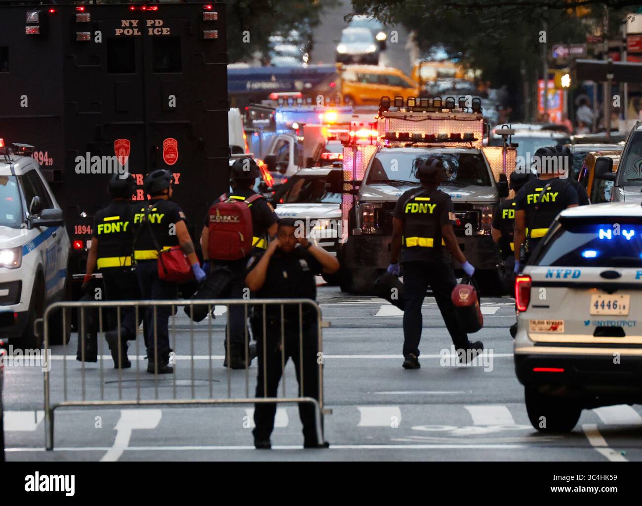 New York, Usa. Juli 2025. FDNY Personal, NYPD Polizisten und Rettungsfahrzeuge sind am Tatort, nachdem ein bewaffneter bewaffneter Schütze am Montag, den 28. Juli 2025, in der Lobby des Gebäudes an der 52nd Street und Park Avenue das Feuer eröffnete. Mindestens sechs Menschen wurden am Montag erschossen und ein Polizist wurde getötet, als ein mutmaßlicher bewaffneter Schüsse in einem Bürogebäude in Midtown Manhattan auslöste, in dem sich die Blackstone Investmentfirma und das Hauptquartier der NFL befinden. Foto: John Angelillo/UPI Credit: UPI/Alamy Live News Stockfoto