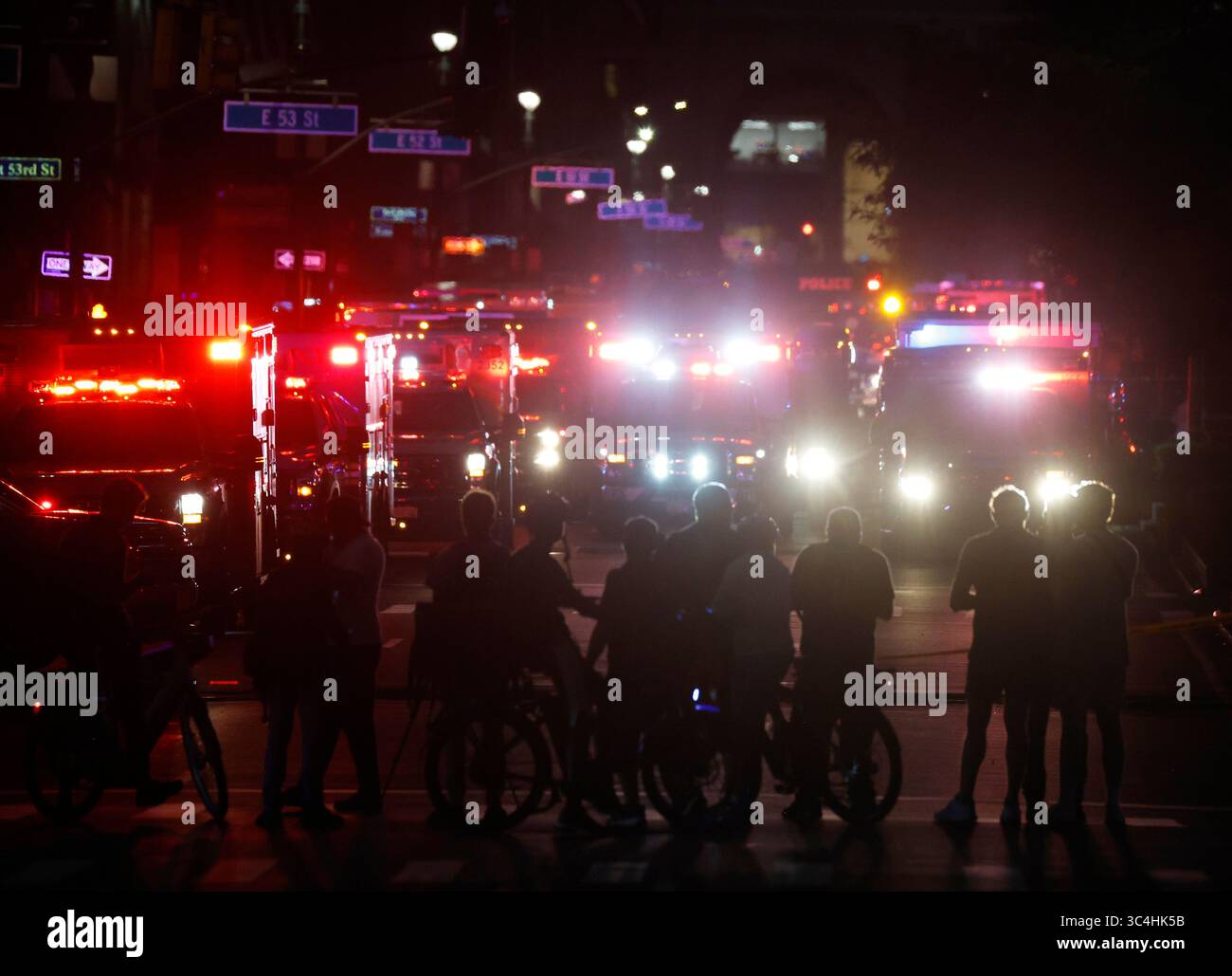 New York, Usa. Juli 2025. Zuschauer beobachten FDNY Personal, NYPD Polizisten und Rettungsfahrzeuge am Tatort, nachdem ein bewaffneter bewaffneter Schütze am Montag, den 28. Juli 2025 in New York City das Feuer in der Lobby des Gebäudes an der 52nd Street und Park Avenue eröffnet hatte. Mindestens sechs Menschen wurden am Montag erschossen und ein Polizist wurde getötet, als ein mutmaßlicher bewaffneter Schüsse in einem Bürogebäude in Midtown Manhattan auslöste, in dem sich die Blackstone Investmentfirma und das Hauptquartier der NFL befinden. Foto: John Angelillo/UPI Credit: UPI/Alamy Live News Stockfoto