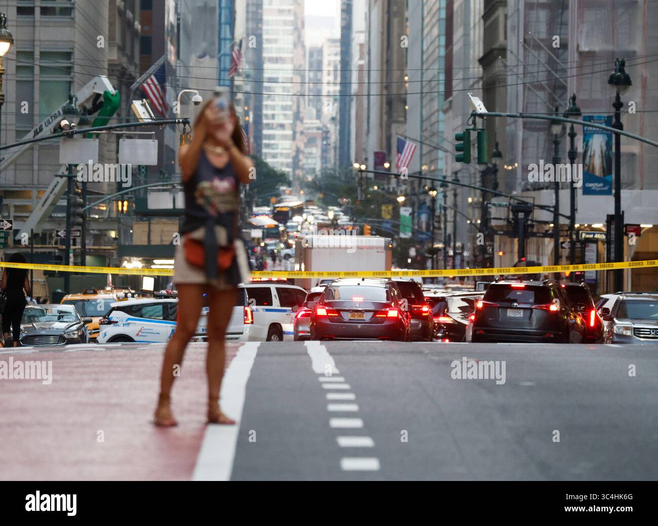 Die Straßen um das Gebiet A sind für den Verkehr gesperrt, während FDNY Personal, NYPD Polizisten und Rettungsfahrzeuge am Tatort sind, nachdem ein bewaffneter bewaffneter Schütze am Montag, den 28. Juli 2025 in New York City das Feuer in der Lobby des Gebäudes an der 52nd Street und Park Avenue eröffnet hatte. Mindestens sechs Menschen wurden am Montag erschossen und ein Polizist wurde getötet, als ein mutmaßlicher bewaffneter Schüsse in einem Bürogebäude in Midtown Manhattan auslöste, in dem sich die Blackstone Investmentfirma und das Hauptquartier der NFL befinden. Foto: John Angelillo/UPI Stockfoto