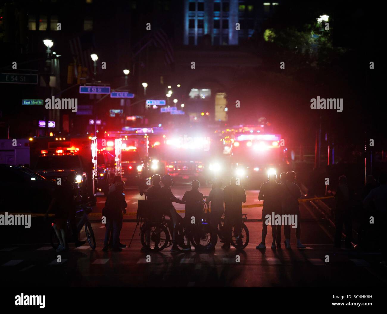 New York, Usa. Juli 2025. Zuschauer beobachten FDNY Personal, NYPD Polizisten und Rettungsfahrzeuge am Tatort, nachdem ein bewaffneter bewaffneter Schütze am Montag, den 28. Juli 2025 in New York City das Feuer in der Lobby des Gebäudes an der 52nd Street und Park Avenue eröffnet hatte. Mindestens sechs Menschen wurden am Montag erschossen und ein Polizist wurde getötet, als ein mutmaßlicher bewaffneter Schüsse in einem Bürogebäude in Midtown Manhattan auslöste, in dem sich die Blackstone Investmentfirma und das Hauptquartier der NFL befinden. Foto: John Angelillo/UPI Credit: UPI/Alamy Live News Stockfoto