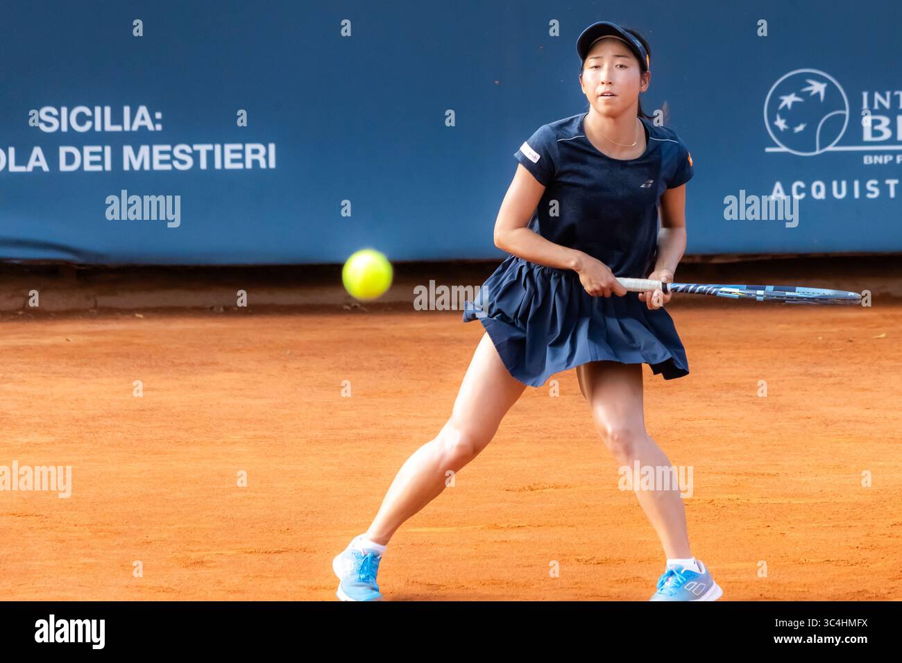 Palermo, Italien. Juli 2025. Palermo Ladies Open 2025: Estelle Cascino und Shuo Feng gegen Momoko Kobori und Ayano Shimizu. Ayano Shimizu während des letzten Spiels in Palermo. (Foto: Antonio Melita/Pacific Press) Credit: Pacific Press Media Production Corp./Alamy Live News Stockfoto
