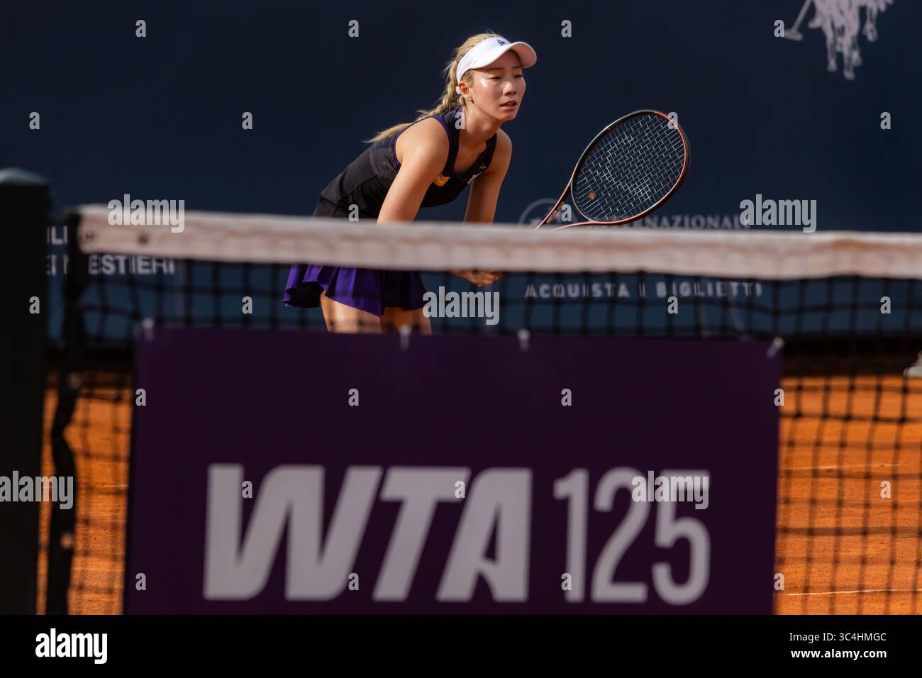 Palermo, Italien. Juli 2025. Palermo Ladies Open 2025: Estelle Cascino und Shuo Feng gegen Momoko Kobori und Ayano Shimizu. Momoko Kobori im Endspiel in Palermo. (Foto: Antonio Melita/Pacific Press) Credit: Pacific Press Media Production Corp./Alamy Live News Stockfoto