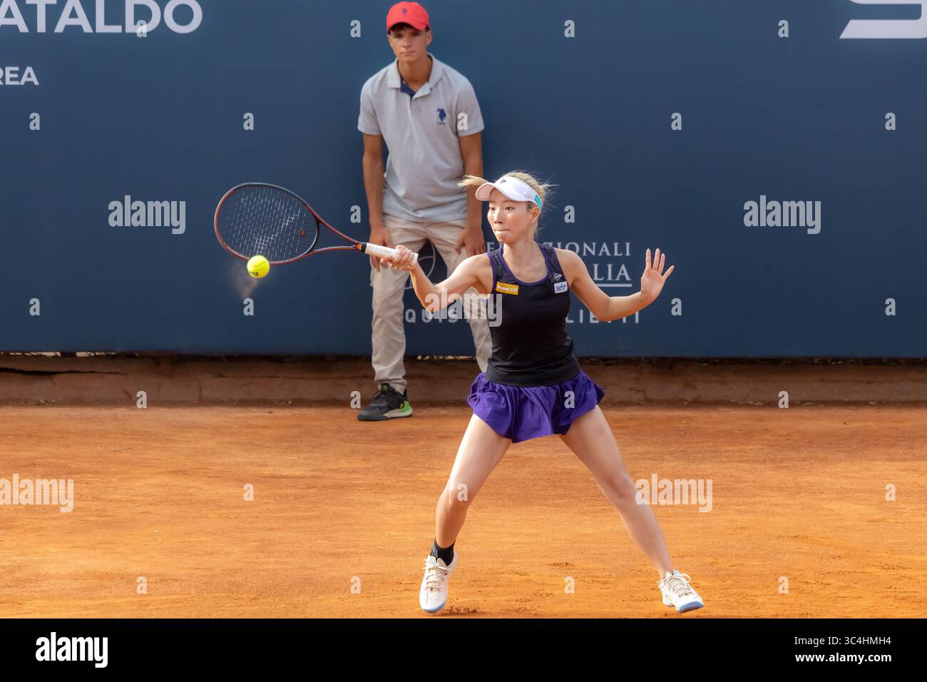 Palermo, Italien. Juli 2025. Palermo Ladies Open 2025: Estelle Cascino und Shuo Feng gegen Momoko Kobori und Ayano Shimizu. Momoko Kobori im Endspiel in Palermo. (Foto: Antonio Melita/Pacific Press) Credit: Pacific Press Media Production Corp./Alamy Live News Stockfoto