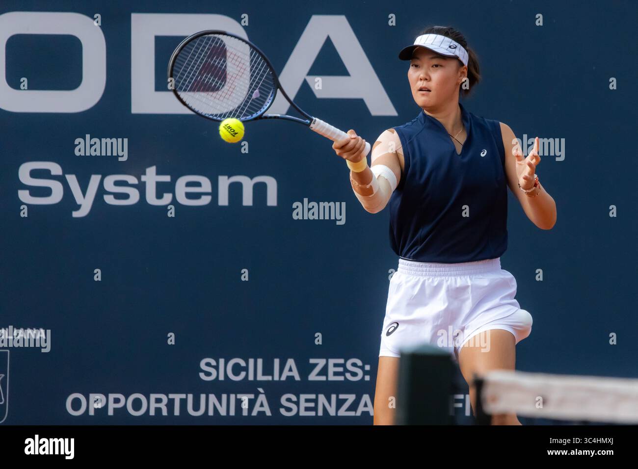 Palermo, Italien. Juli 2025. Palermo Ladies Open 2025: Estelle Cascino und Shuo Feng gegen Momoko Kobori und Ayano Shimizu. Shuo Feng im Endspiel in Palermo. (Kreditbild: © Antonio Melita/Pacific Press via ZUMA Press Wire) NUR REDAKTIONELLE VERWENDUNG! Nicht für kommerzielle ZWECKE! Stockfoto