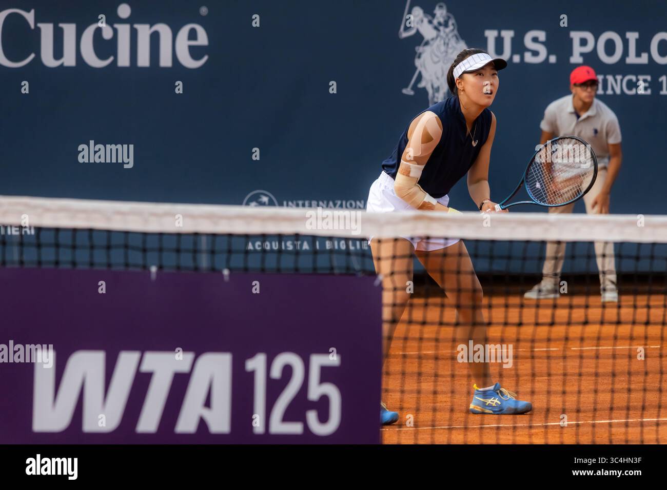 Palermo, Italien. Juli 2025. Palermo Ladies Open 2025: Estelle Cascino und Shuo Feng gegen Momoko Kobori und Ayano Shimizu. Momoko Kobori im Endspiel in Palermo. (Kreditbild: © Antonio Melita/Pacific Press via ZUMA Press Wire) NUR REDAKTIONELLE VERWENDUNG! Nicht für kommerzielle ZWECKE! Stockfoto