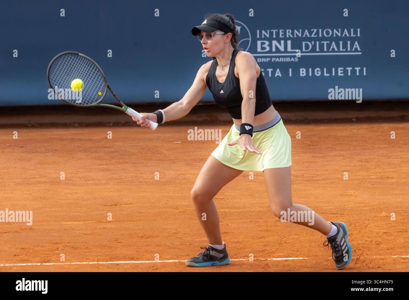 Palermo, Italien. Juli 2025. Palermo Ladies Open 2025: Estelle Cascino und Shuo Feng gegen Momoko Kobori und Ayano Shimizu. Estelle Cascino im Endspiel in Palermo. (Kreditbild: © Antonio Melita/Pacific Press via ZUMA Press Wire) NUR REDAKTIONELLE VERWENDUNG! Nicht für kommerzielle ZWECKE! Stockfoto