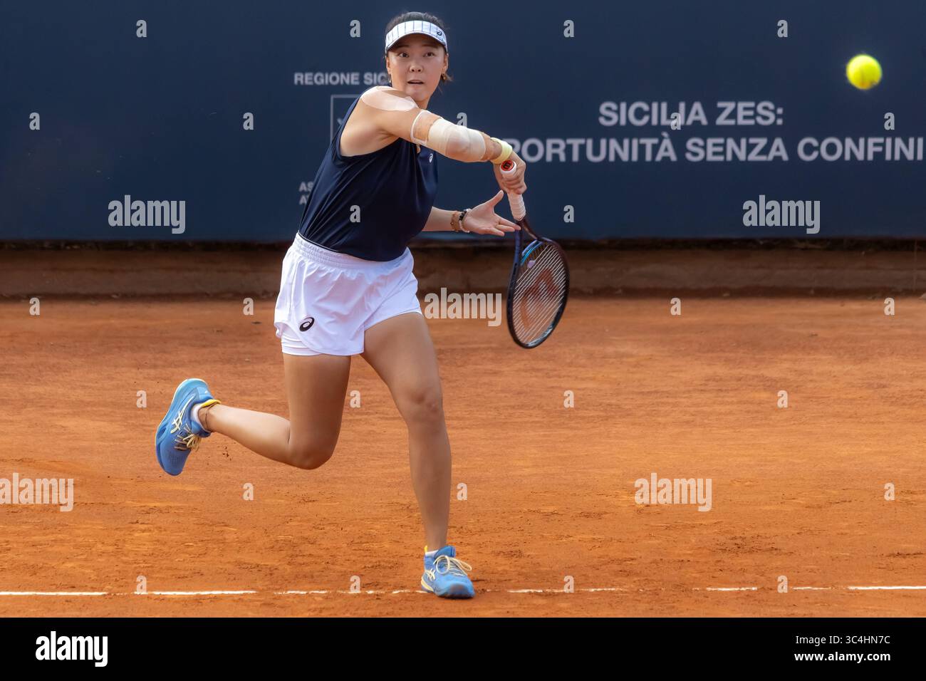 Palermo, Italien. Juli 2025. Palermo Ladies Open 2025: Estelle Cascino und Shuo Feng gegen Momoko Kobori und Ayano Shimizu. Shuo Feng im Endspiel in Palermo. (Kreditbild: © Antonio Melita/Pacific Press via ZUMA Press Wire) NUR REDAKTIONELLE VERWENDUNG! Nicht für kommerzielle ZWECKE! Stockfoto