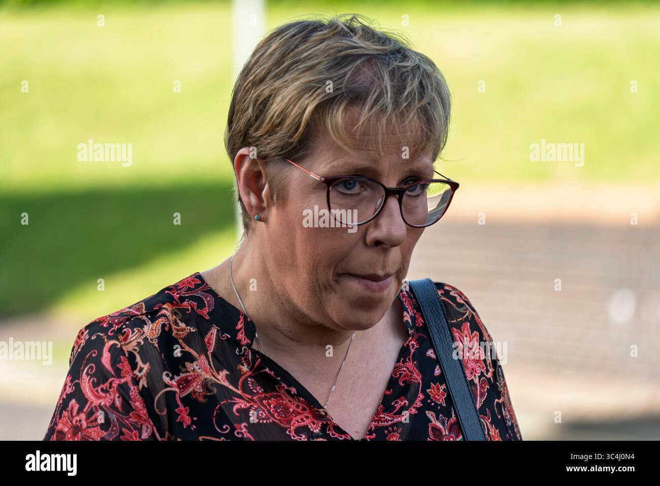 Dundee, Schottland, Großbritannien. Juli 2025. Leute; Lindsey Nicoll, Notfallkrankenschwester Praktizierende kommt am Arbeitsgericht zwischen Schwester Sandie Peggie Stockfoto