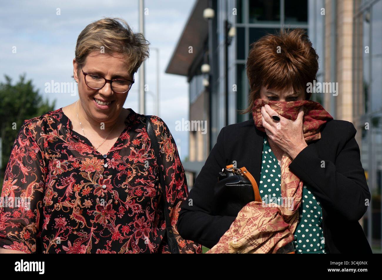 Dundee, Schottland, Großbritannien. Juli 2025. Menschen; Lindsey Nicoll (L) und Fiona Wishart, Notfallkrankenschwester Praktizierende, verlassen das Arbeitsgericht zwischen Stockfoto