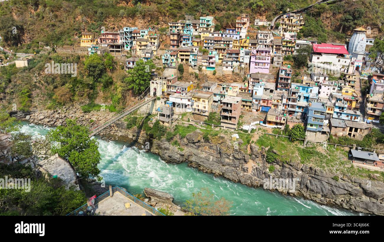 Zusammenfluss ('Sangam') des Alaknanda und Bhagirathi Flusses bei Devprayag, im Bezirk Tehri Garhwal in Uttarakhand, Indien - bildet den Ganges Stockfoto