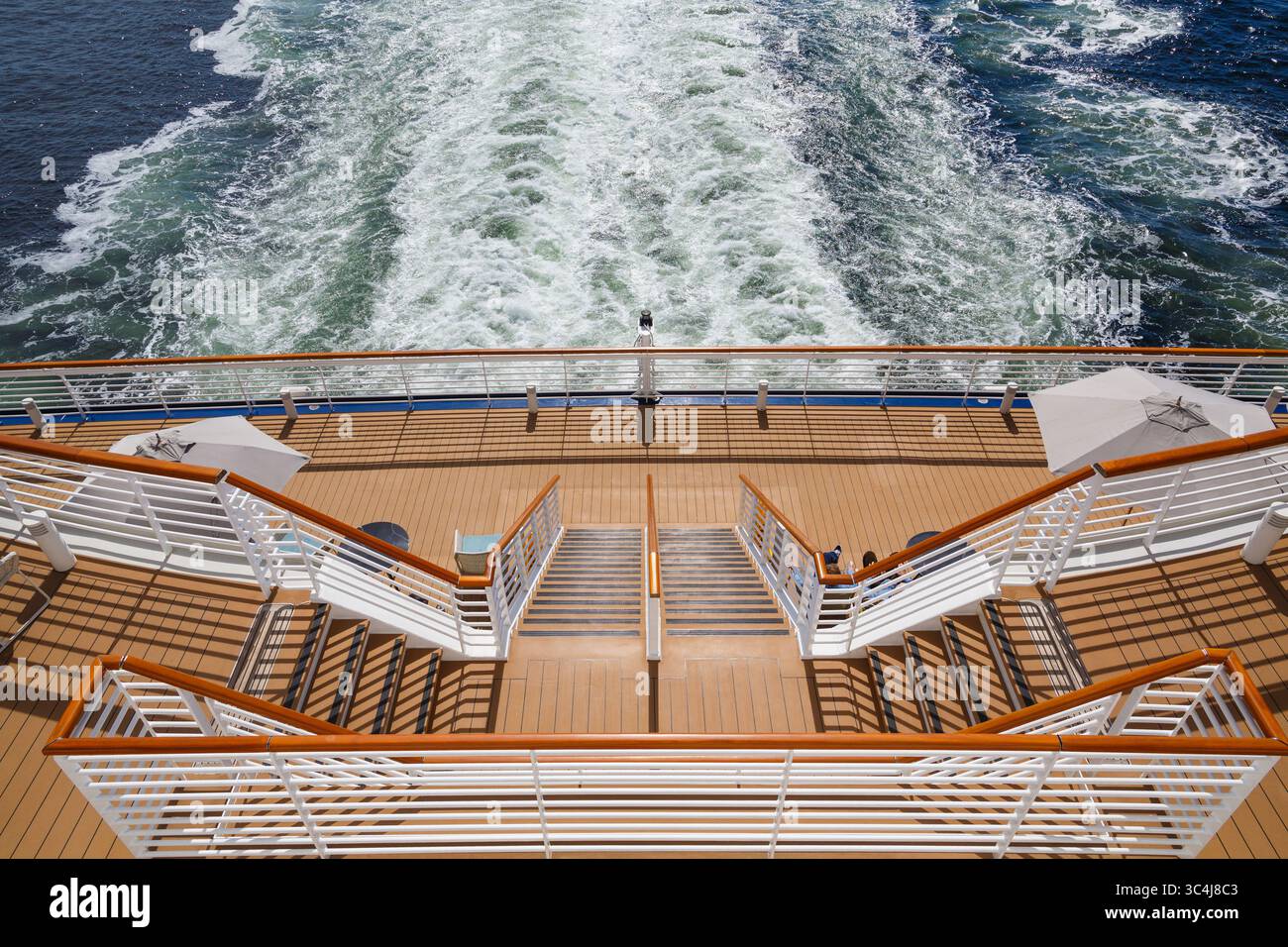 An Deck des Kreuzfahrtschiffes SAGA Spirit of Adventure, das im Mai Dover, Kent, Großbritannien, verlässt Stockfoto