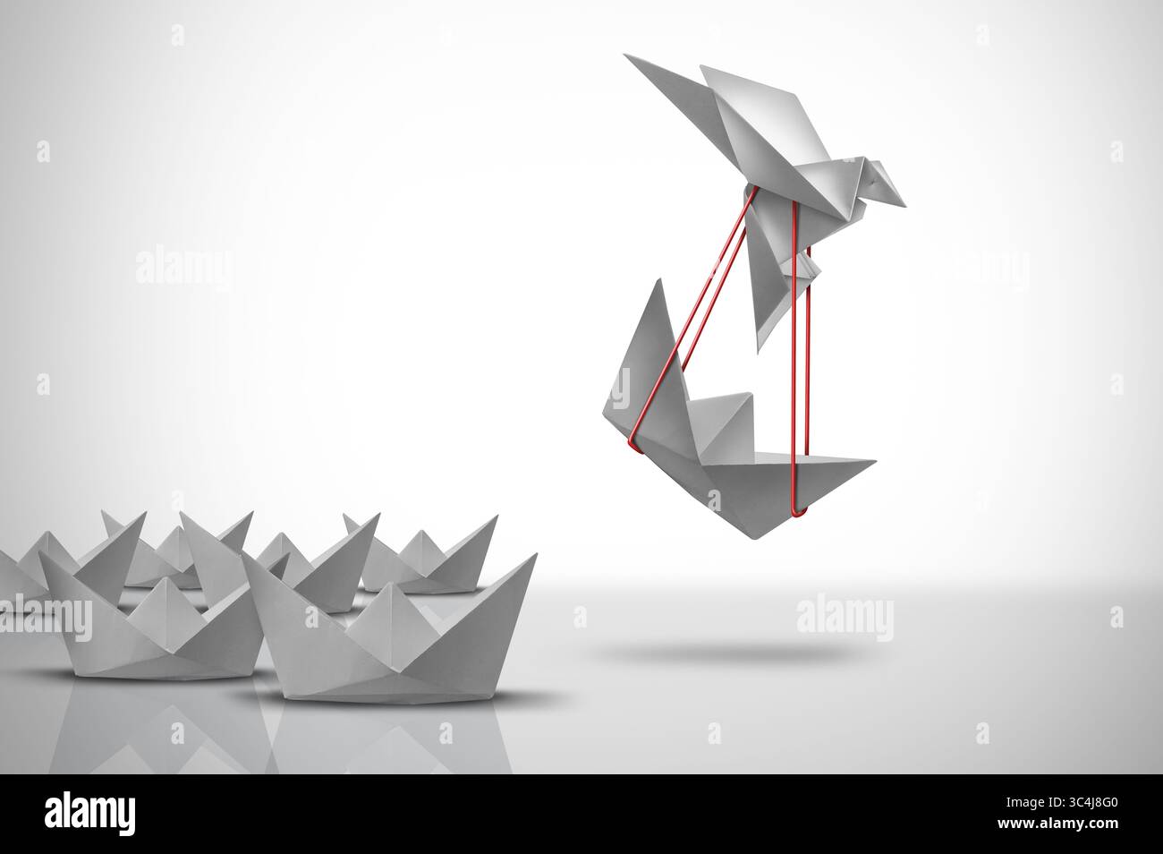 Unterstützung durch Business Expert und innovative Strategien, um die Konkurrenz als Papierboot mit einem fliegenden Origami-Vogel als Metapher für clever zu gewinnen Stockfoto