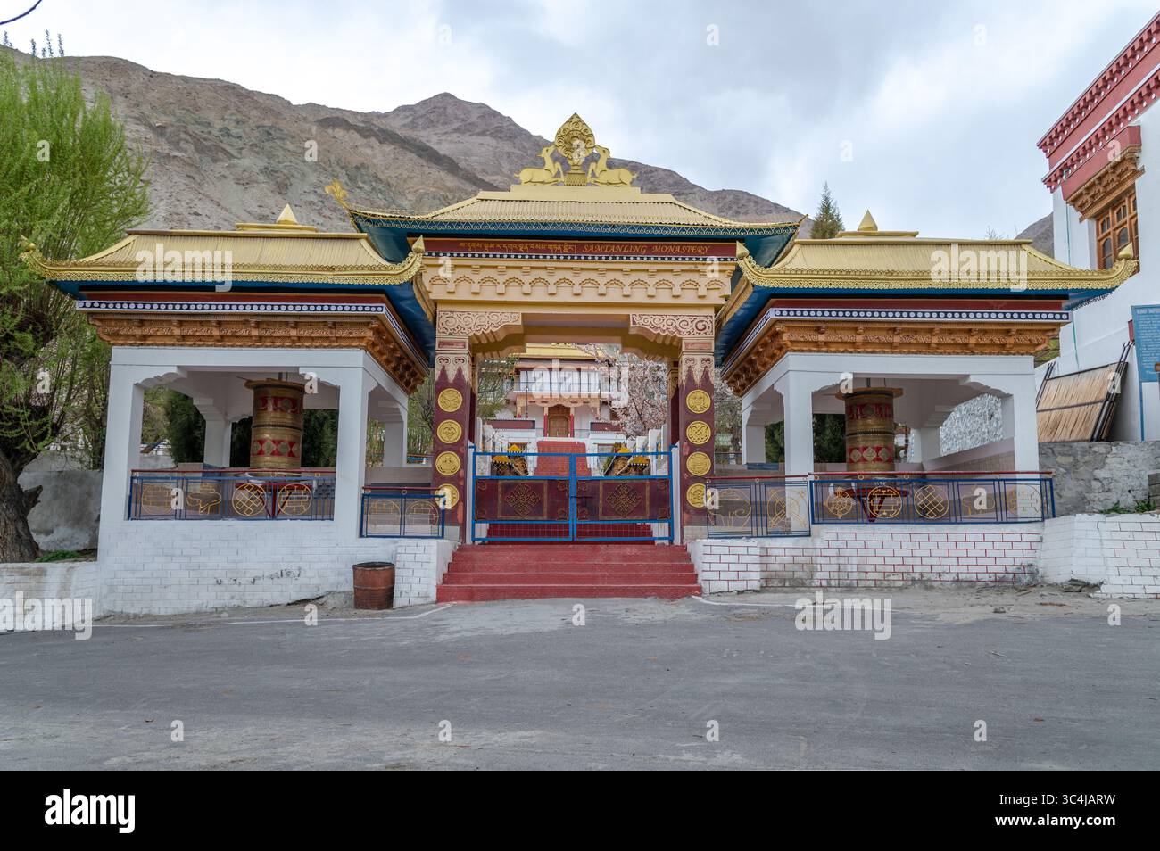 Außenansicht des Klosters Samstaling in Ladakh, Indien, einem buddhistischen Gompa, der für Gebetsmühle, Himalaya-Architektur und spirituelles Erbe bekannt ist. Stockfoto