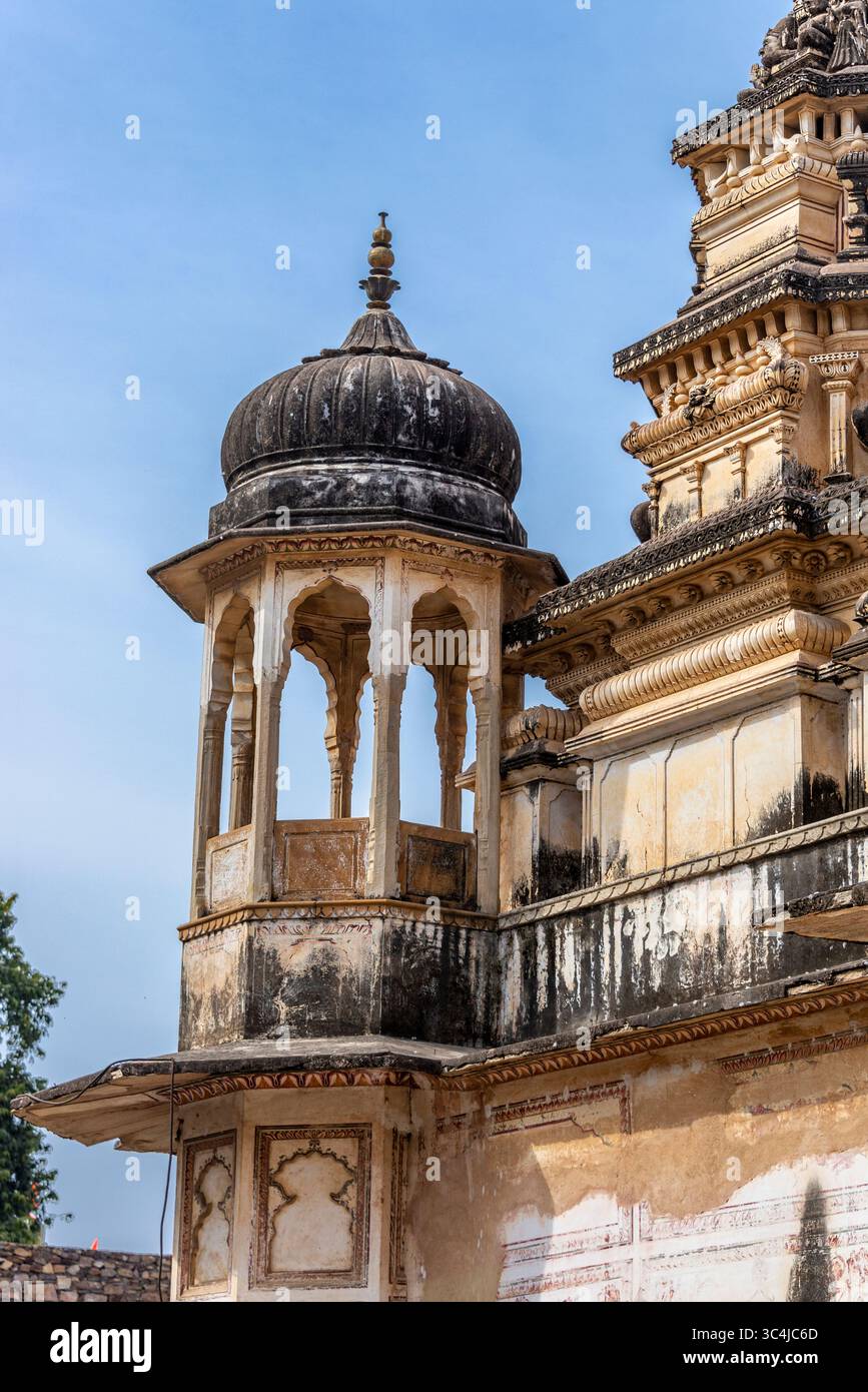 Nahaufnahme des historischen Hindu-Tempels mit Bögen und Kuppel in Pushkar, Indien Stockfoto