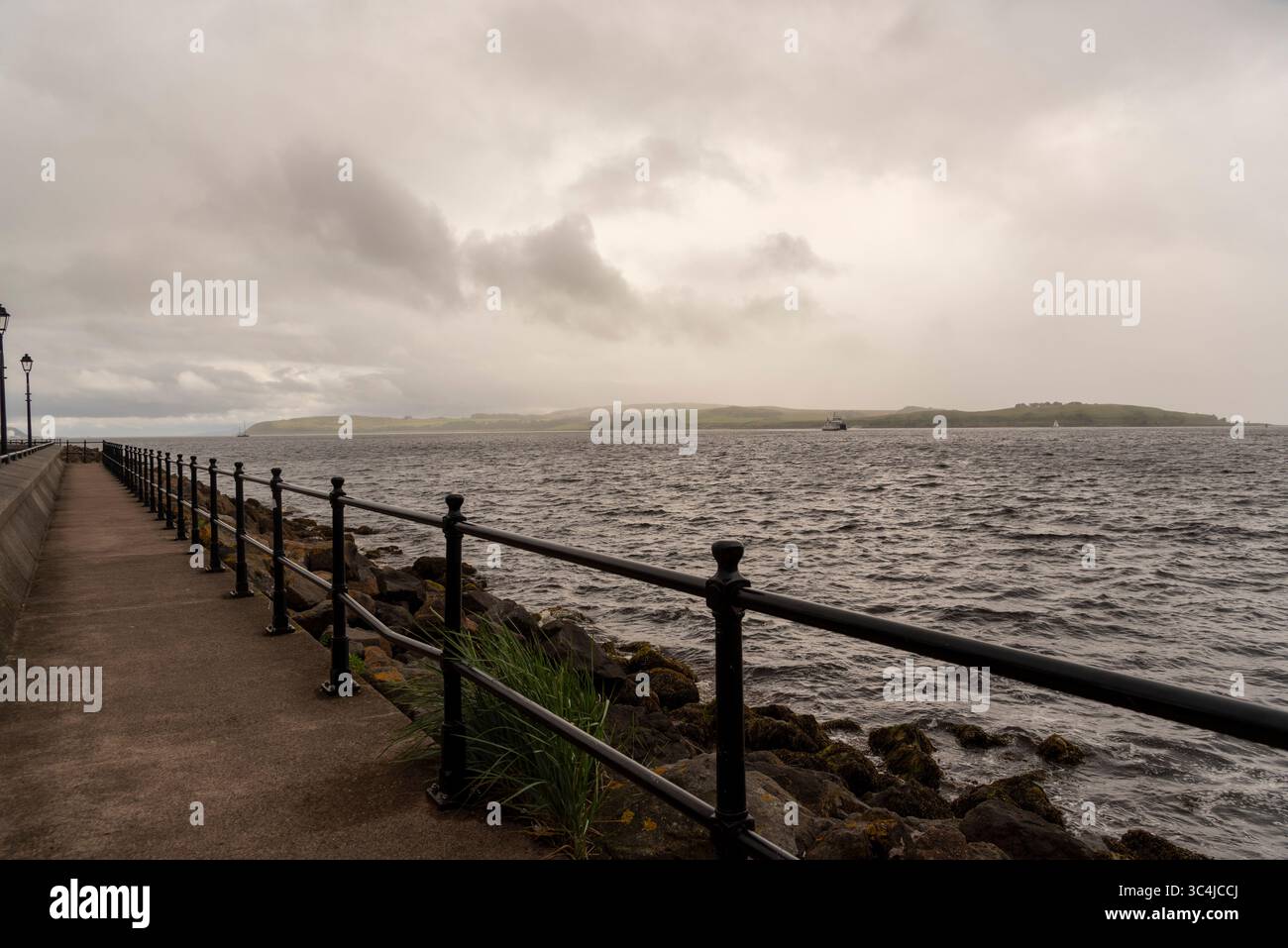 Largs North Ayrshire Schottland Großbritannien. 06.07.2025, beliebter Badeort am Firth of the Clyde an einem bewölkten Tag, vom Pier aus gesehen. Stockfoto