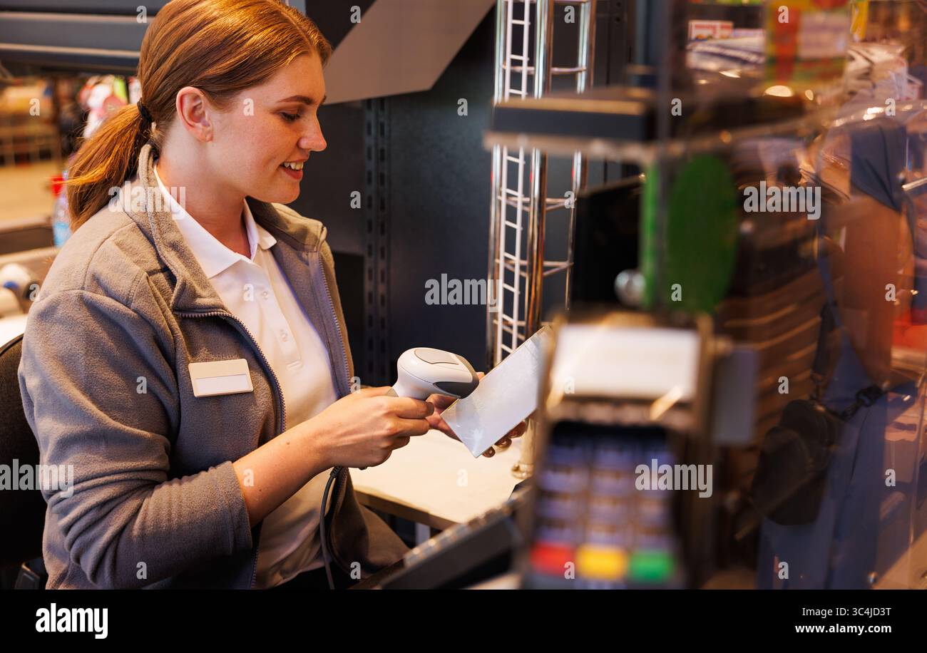 Kassiererin, die einen Barcode in einem Supermarkt scannt Stockfoto