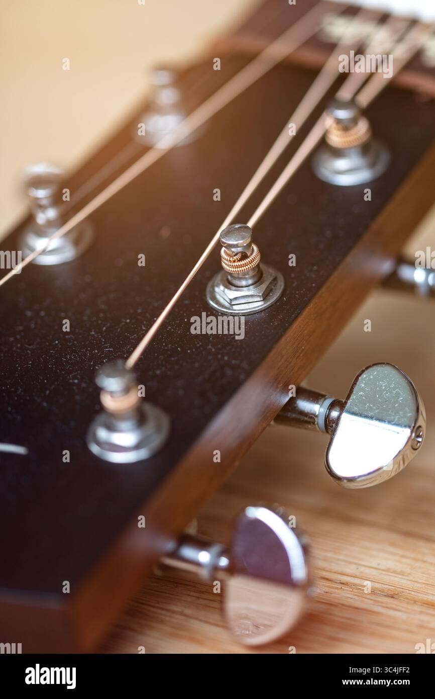 Nahaufnahme des Kopfstocks einer braunen hölzernen Mahagoni-Westergitarre Stockfoto