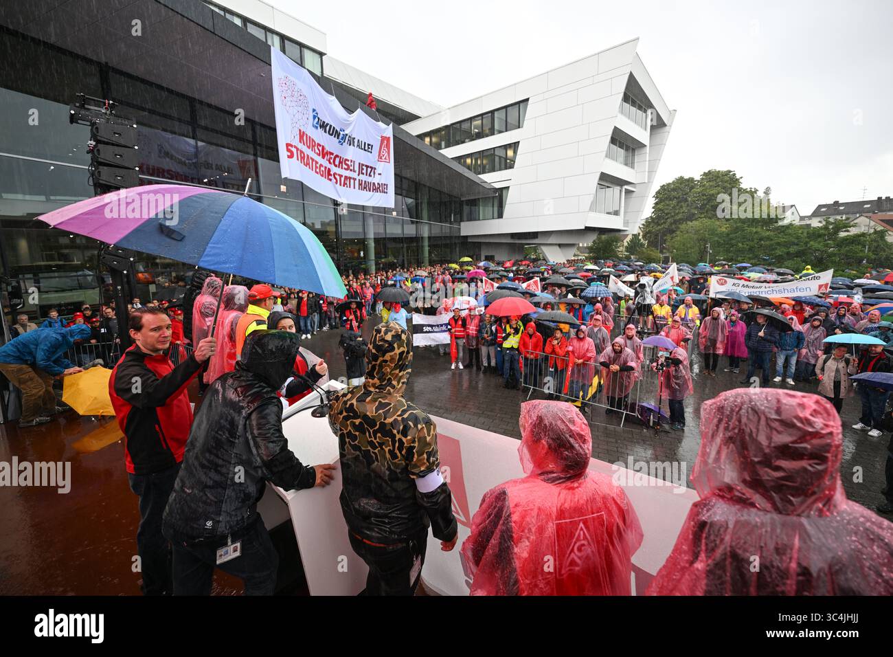 Friedrichshafen, Deutschland. Juli 2025. Mitarbeiter von ZF Friedrichshafen demonstrieren vor dem Forum der Automobilzulieferergruppe. Quelle: Felix Kästle/dpa/Alamy Live News Stockfoto