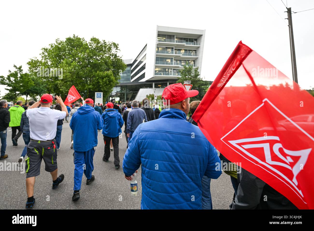 Friedrichshafen, Deutschland. Juli 2025. Mitarbeiter von ZF Friedrichshafen gehen in einer Demonstrationsprozession zum Forum der Automobilzulieferergruppe. Quelle: Felix Kästle/dpa/Alamy Live News Stockfoto