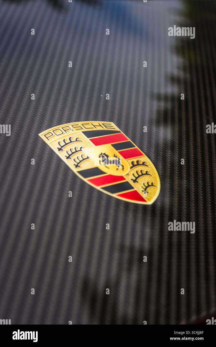 Porsche 911 GT3 RS Logo auf einer Kohlefaser-Motorhaube Stockfoto