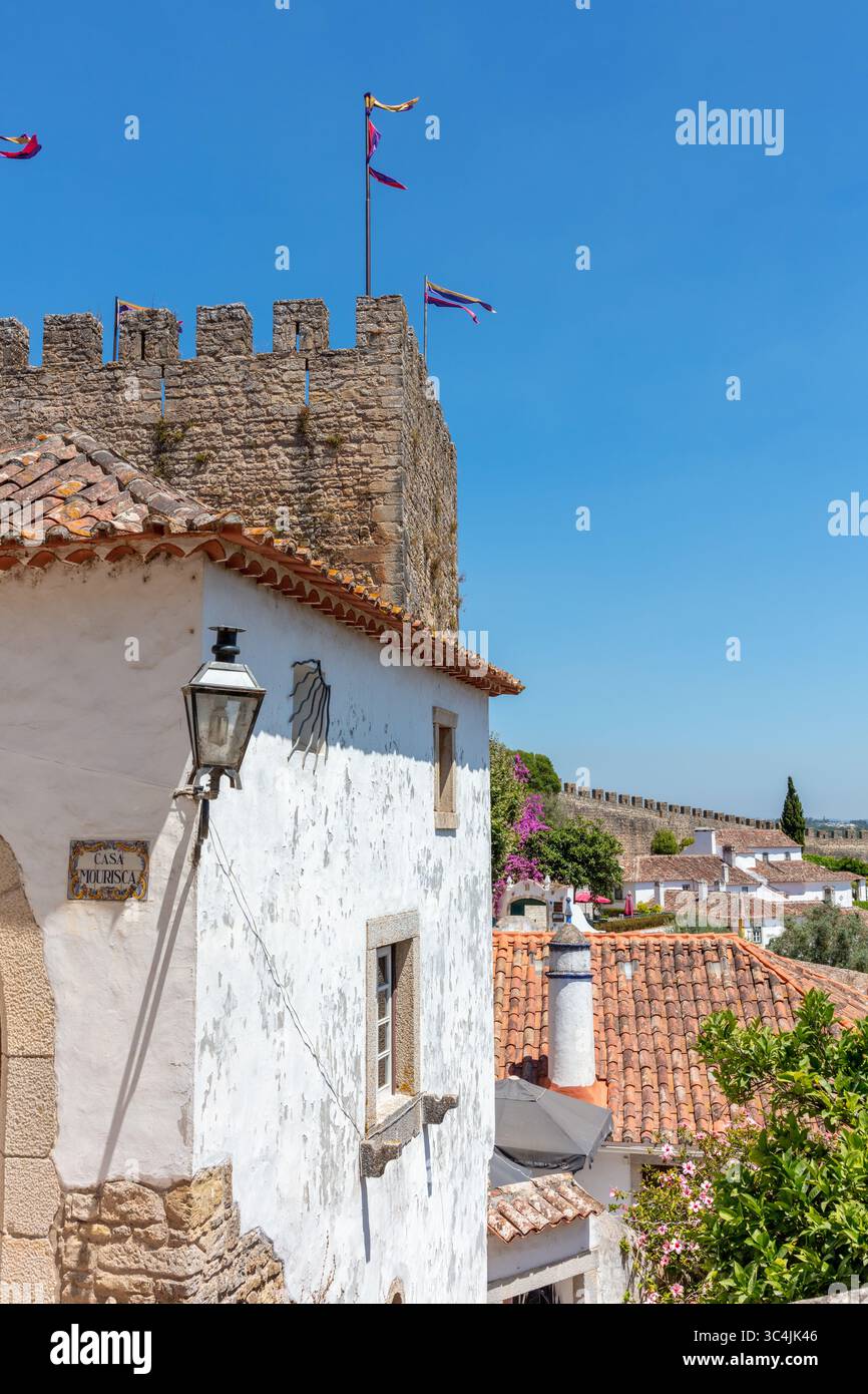 Historisches Schloss und weiß getünchte Häuser in Obidos Stockfoto