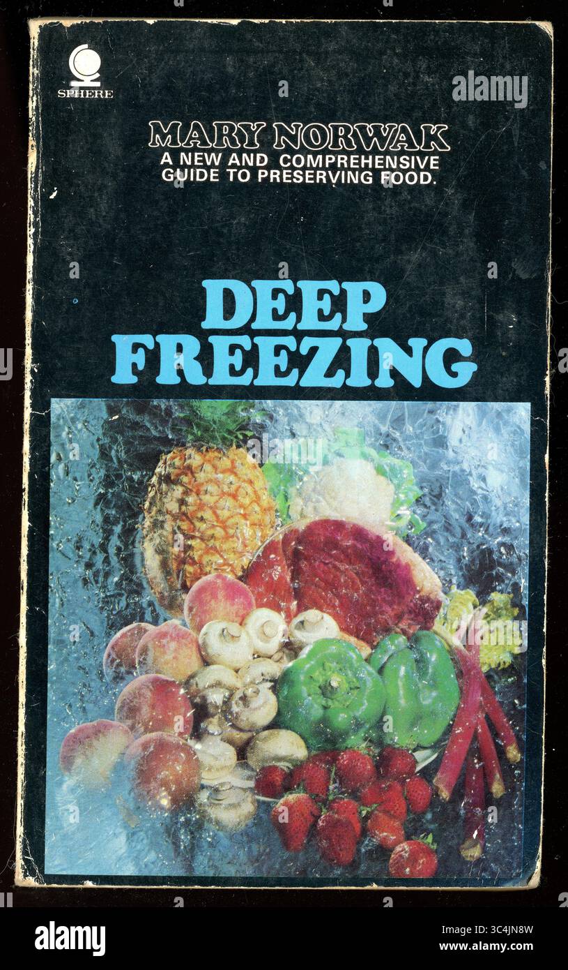 Vintage, Retro, gut gebrauchtes Taschenbuch auf der Vorderseite, 'Deep Freezing' von Mary Norwak, das erstmals 1968 veröffentlicht wurde, diese Ausgabe erschien 1971. Stockfoto