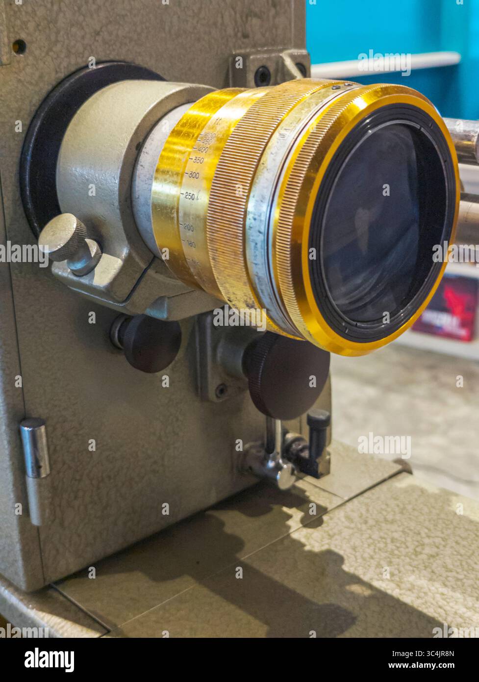 Bangkok, Thaialnd-Juli 04 2024: Großer professioneller Filmprojektor, umgeben von alten Rollen mit Film- und Vintage-Lederkoffer, im Hauptgebäude zu sehen Stockfoto