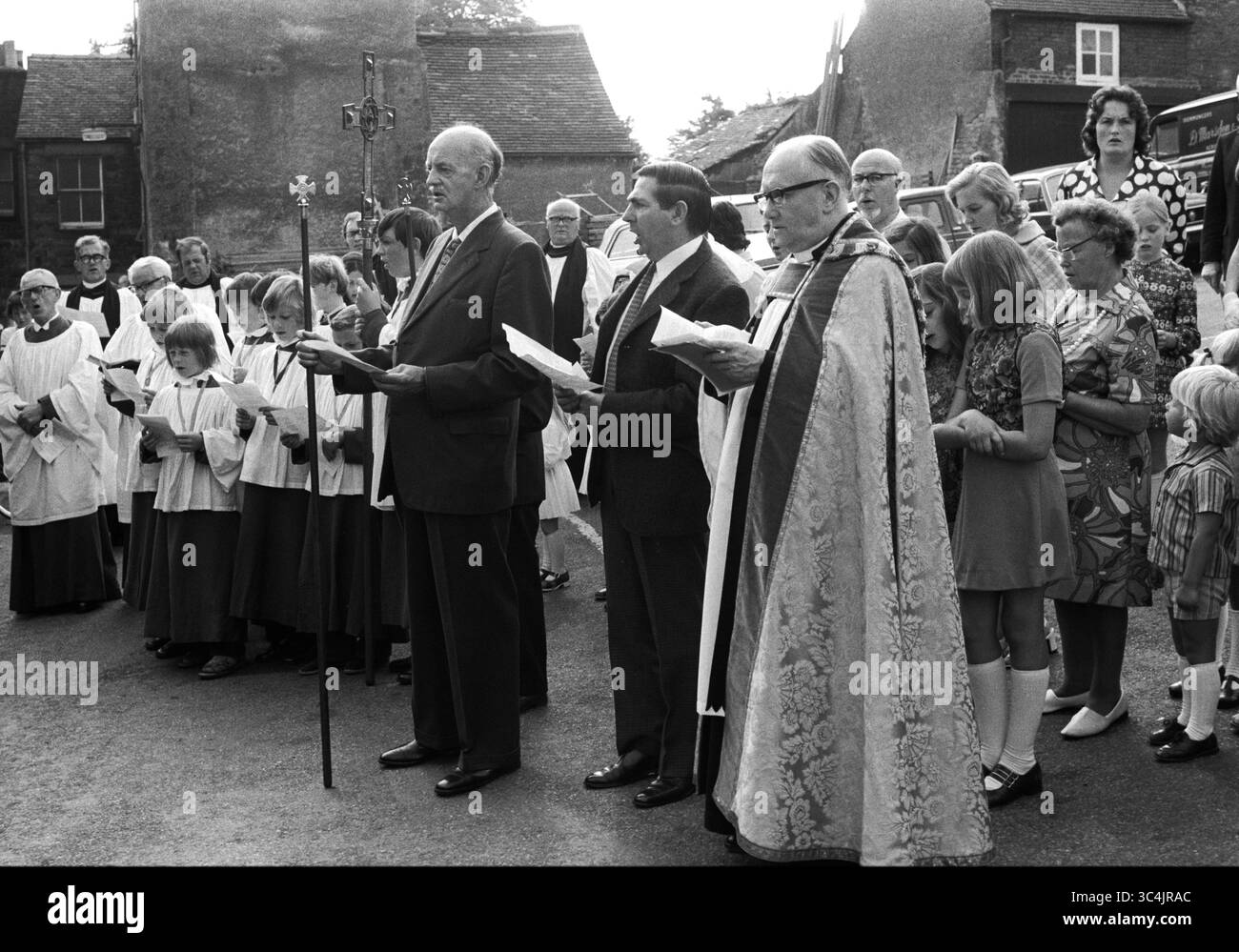 Wirksworth, Derbyshire St Marys Church Clipping Patronal Open Air Gottesdienst findet im Dorfzentrum statt, bevor die Clypping Zeremonie stattfindet. Chor, Kirchenleiter, Pfarrer und Gemeindemitglieder singen Loblieder. England 1970er Jahre UK HOMER SYKES Stockfoto