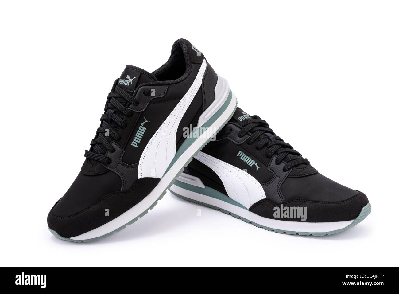 Obrenovac, Serbien - 10. Juli 2025: Paar stilvolle schwarze Puma-Sneakers isoliert auf weißem Hintergrund. Stockfoto