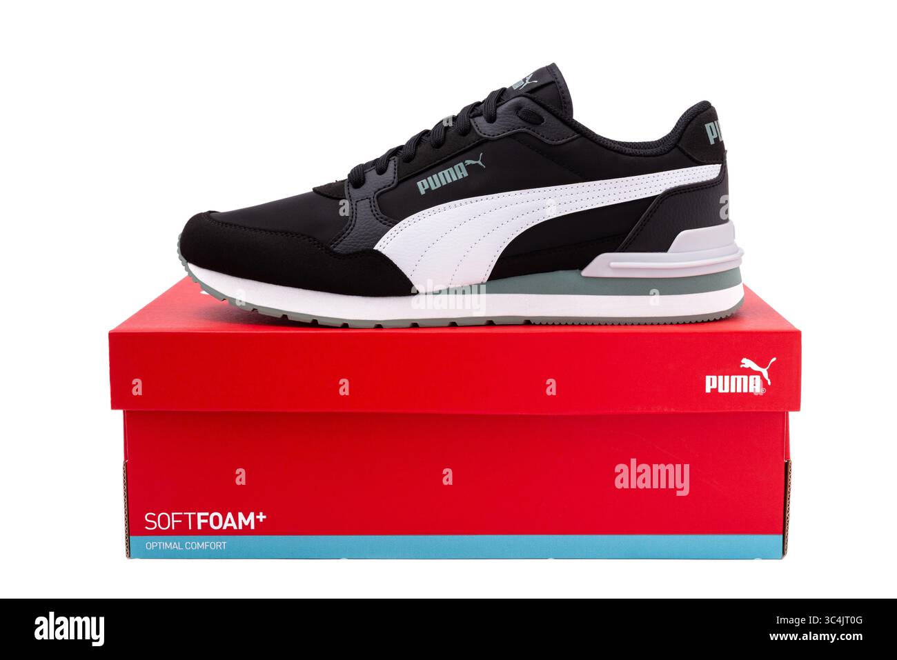 Obrenovac, Serbien - 11. Juli 2025: Stylischer schwarzer Puma-Sneaker auf rotem Puma-Schuhkarton isoliert auf weißem Hintergrund. Stockfoto