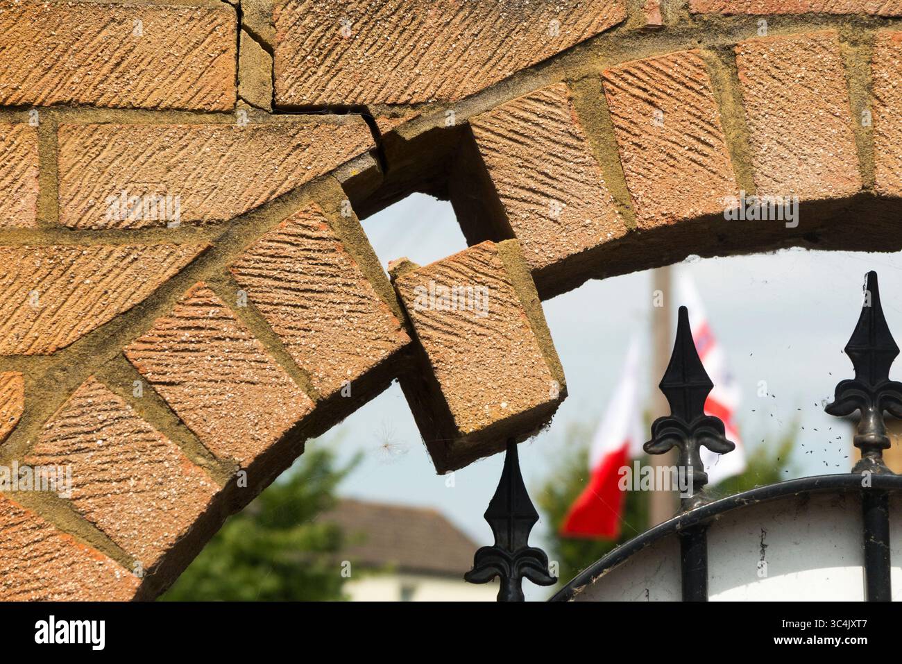 Ziegelstein fällt vom Bogen in die Wand, was zum Einsturz führen könnte. Verursacht durch Siedlung oder Stiftungsbewegung. UK. Gefahr für Gesundheit und Sicherheit. (145) Stockfoto