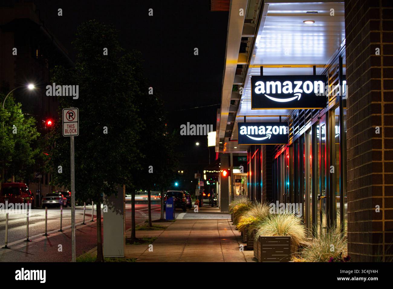 Portland, Oregon, USA-15. Mai 2019: Amazon Hub locker Store mit seinem großen beleuchteten Logo-Schild an der Fassade des Ladens. Aufnahmen bei Nacht. Stockfoto