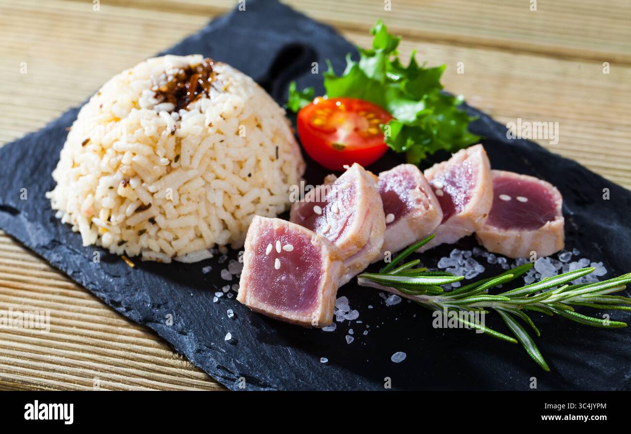 Thunfisch-Tataki mit Reis Stockfoto