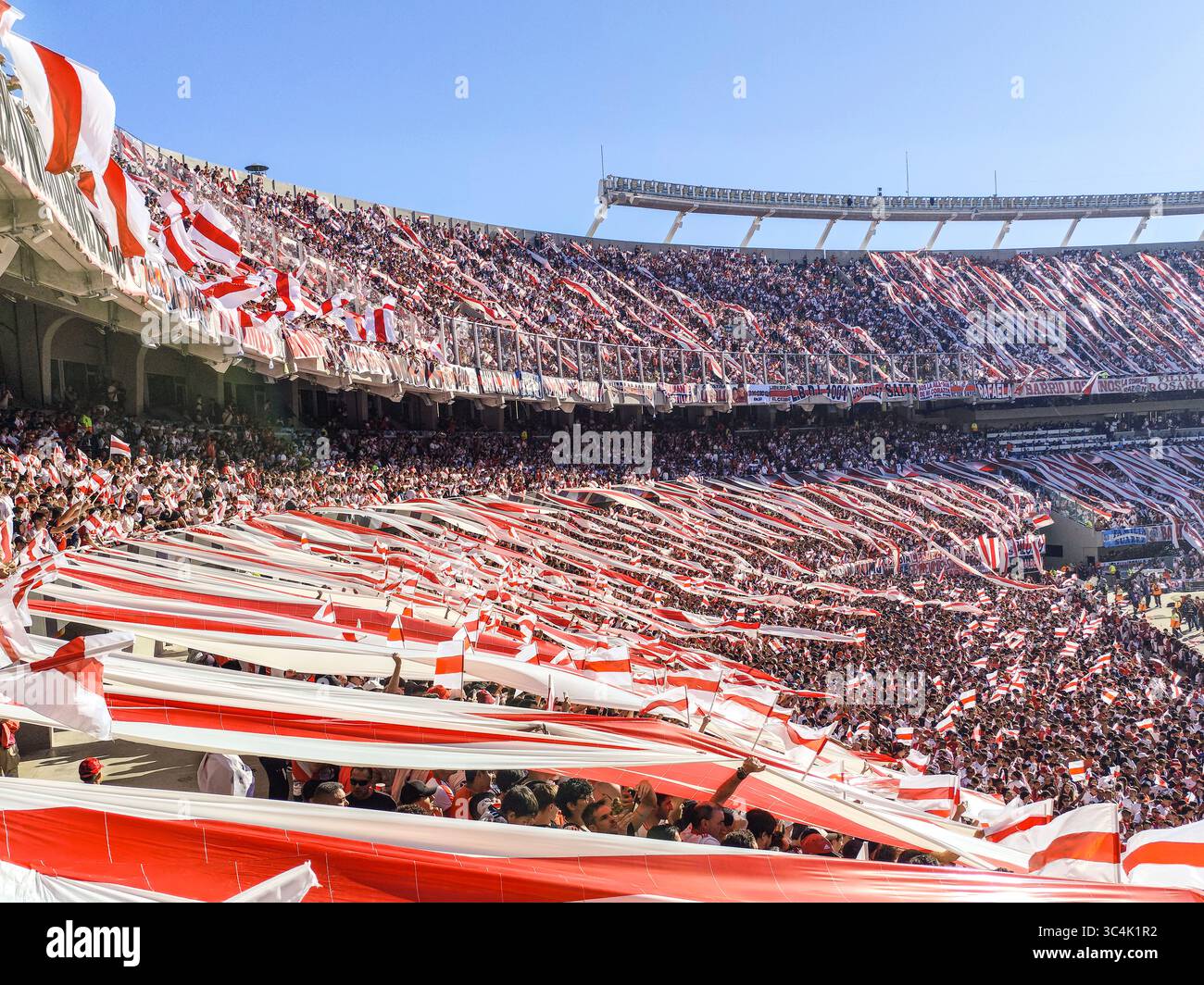 Fans auf den Tribünen von Estadio Monumental wehten Flussplattenflaggen vor dem Superclásico-Spiel gegen Boca Juniors in Buenos Aires, Argentinien Stockfoto