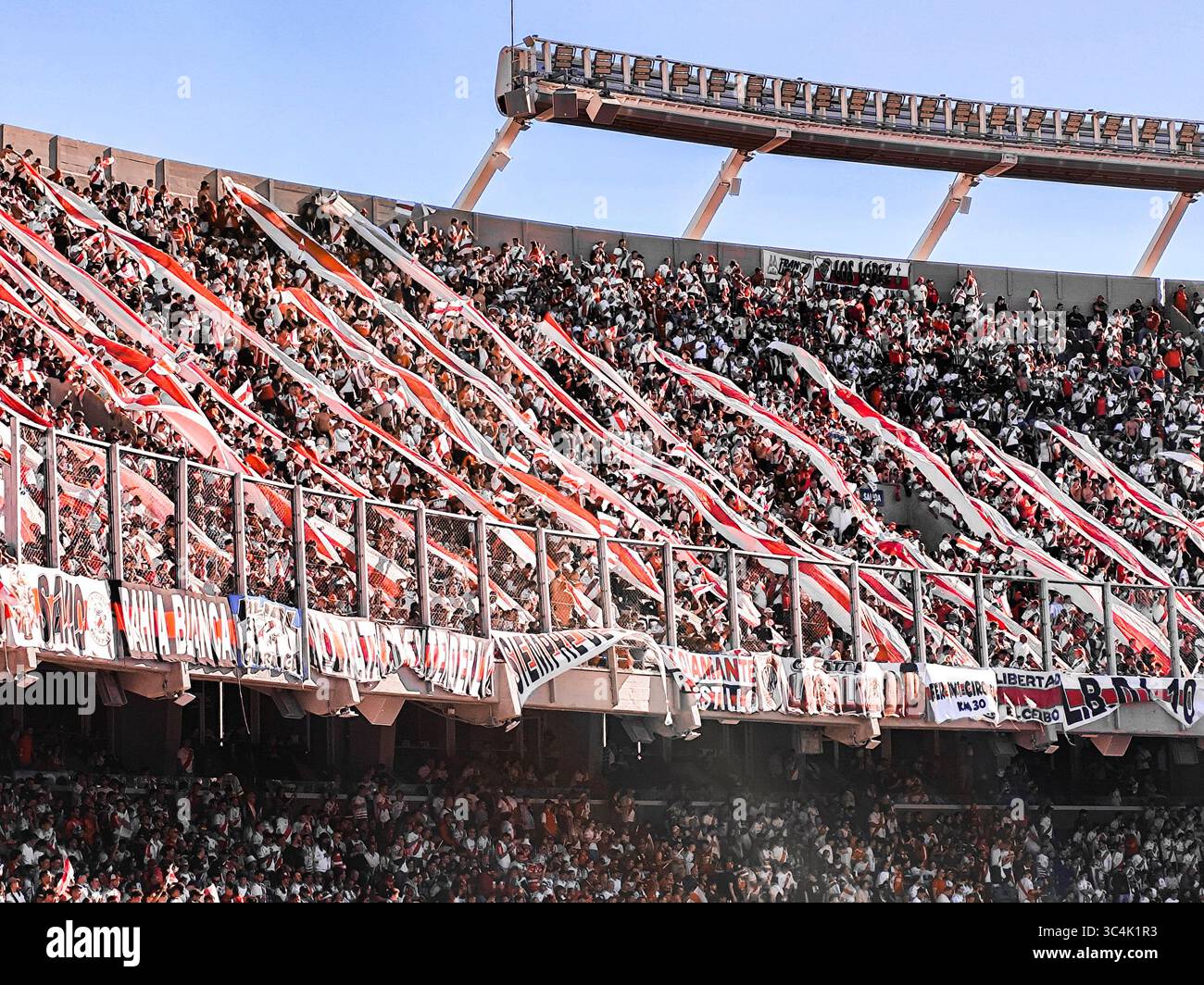 Rot-weiße Banner und Streamer bedecken die Stände im Estadio Monumental, während sich River Plate Fans auf den Superclásico gegen Boca Juniors in BA vorbereiten Stockfoto