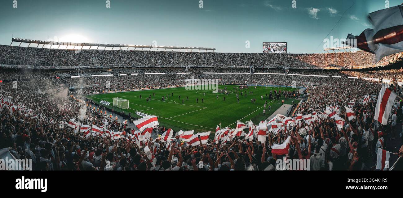 Panoramablick auf ein vollgepacktes Estadio Monumental während des Superclásico-Spiels zwischen River Plate und Boca Juniors in Buenos Aires, Argentinien Stockfoto