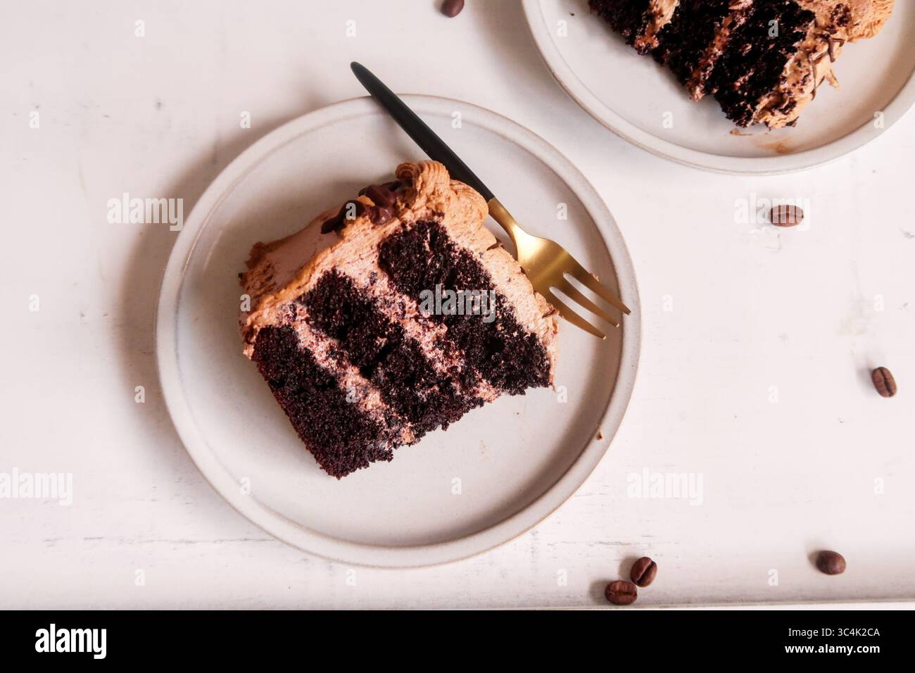 Hausgemachter Schokoladenkuchen mit Kaffee-Buttercreme-Glasur, selektiver Fokus Stockfoto