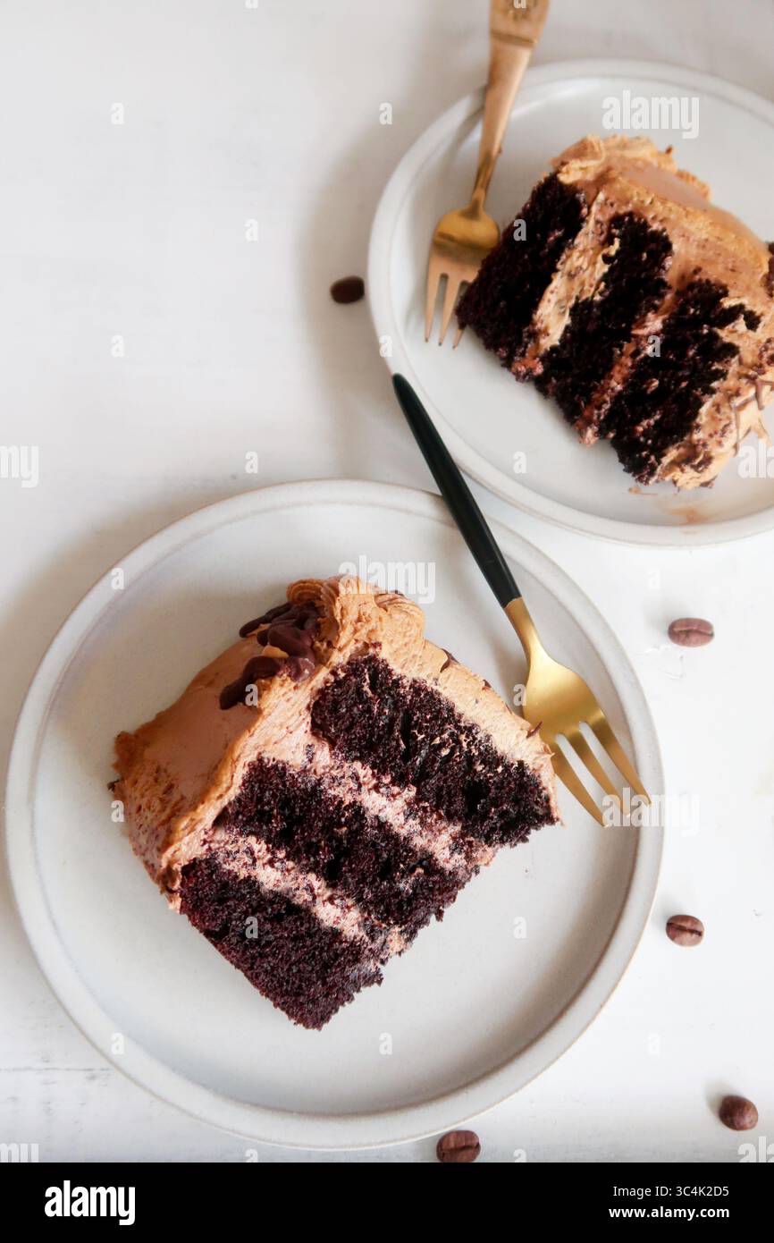 Hausgemachter Schokoladenkuchen mit Kaffee-Buttercreme-Glasur, selektiver Fokus Stockfoto