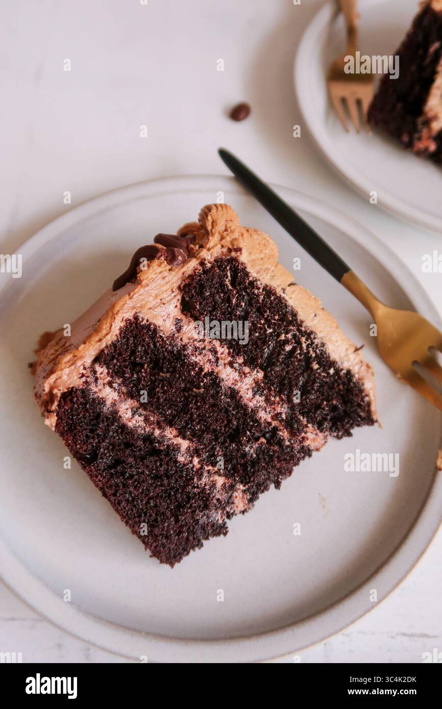 Hausgemachter Schokoladenkuchen mit Kaffee-Buttercreme-Glasur, selektiver Fokus Stockfoto