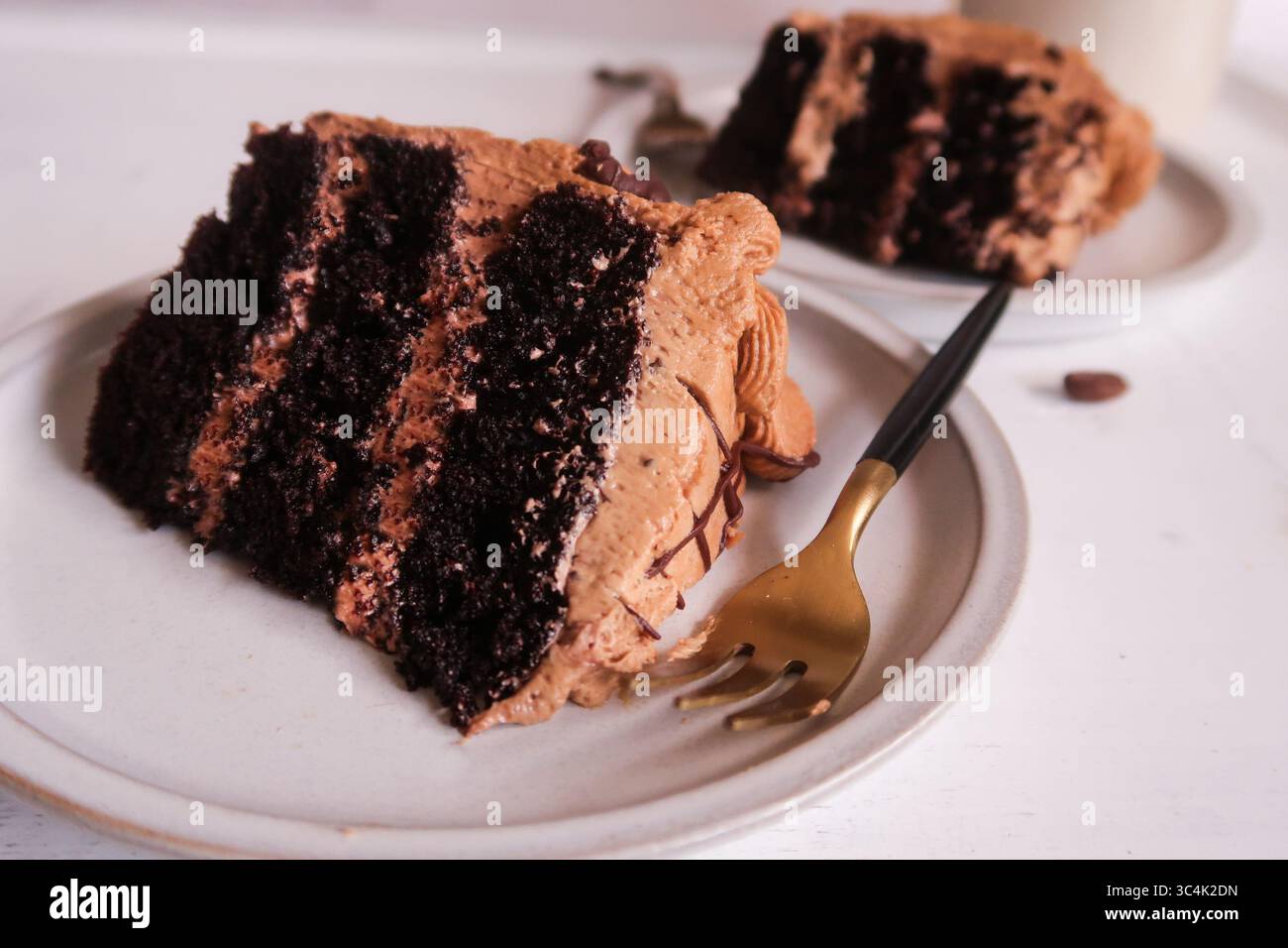 Hausgemachter Schokoladenkuchen mit Kaffee-Buttercreme-Glasur, selektiver Fokus Stockfoto