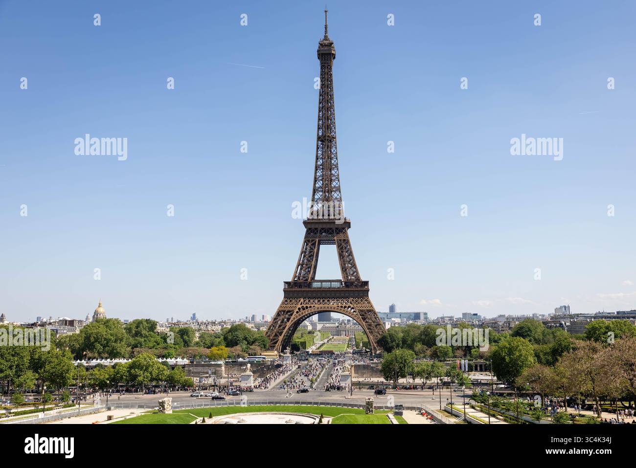 Blick auf den Eiffelturm von Trocadéro aus mit der städtischen Pariser Landschaft, Frankreich Stockfoto