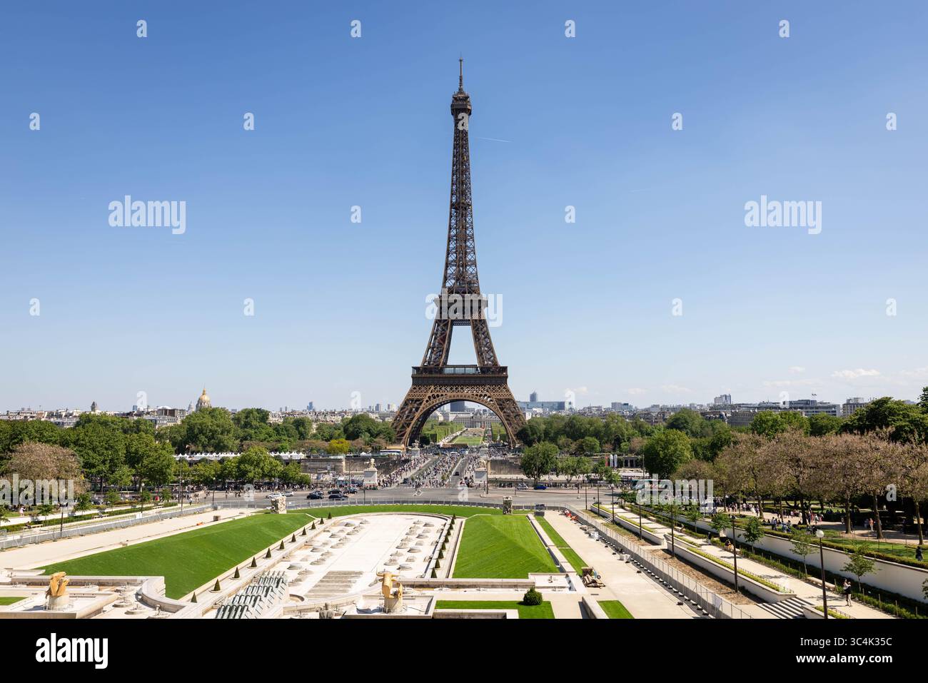 Der Eiffelturm bietet einen unverwechselbaren Blick von den Gärten Trocadéro mit grünen Rasenflächen Paris, Frankreich Stockfoto